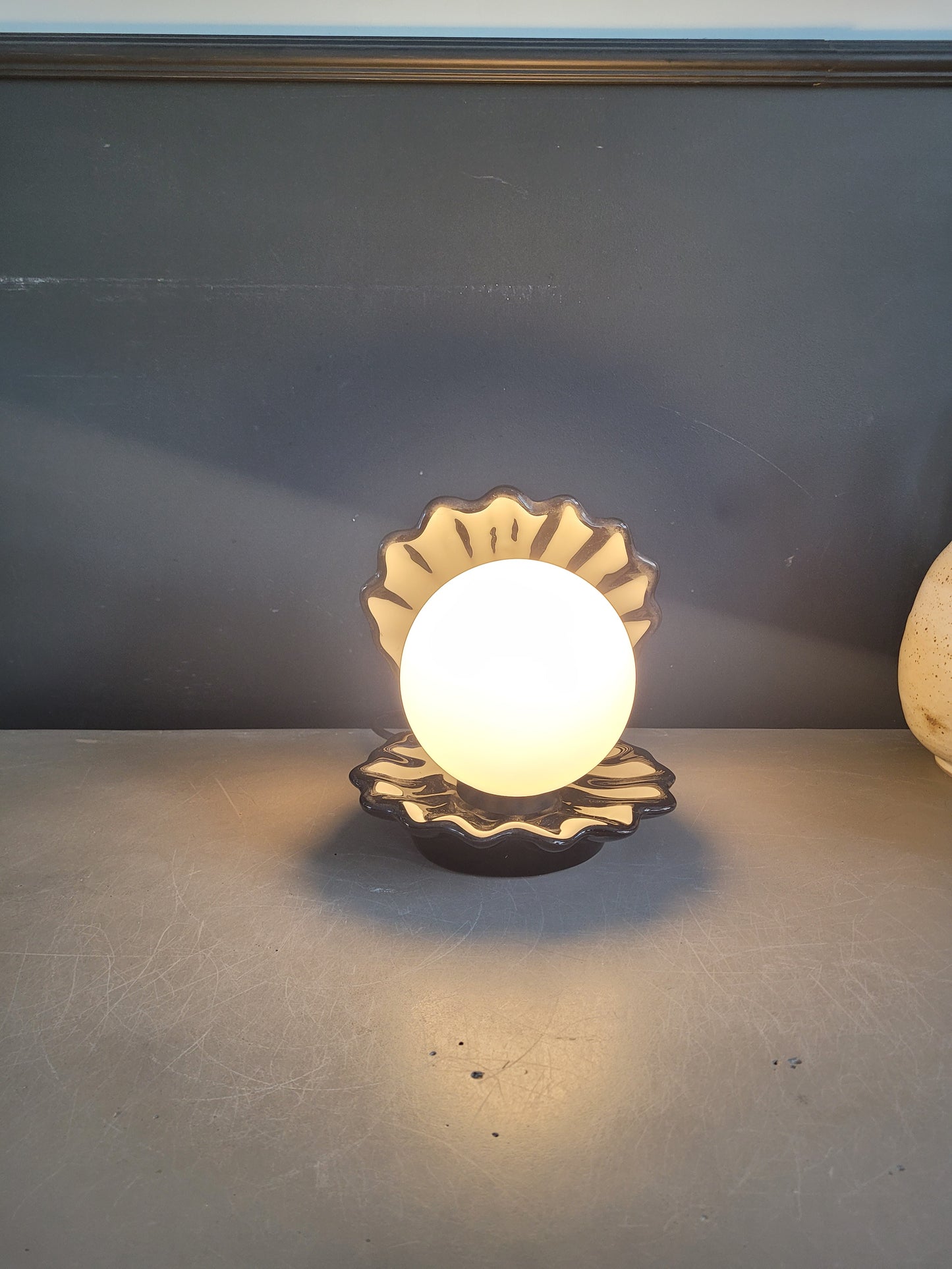 Lampe coquillage vintage en porcelaine noire globe opaline - Ref 896