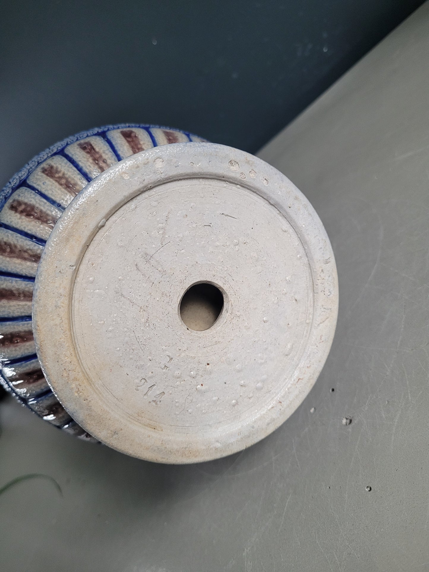 Grande chope à bière ou pichet en grès émaillé au sel et couvercle en étain - Ref 952