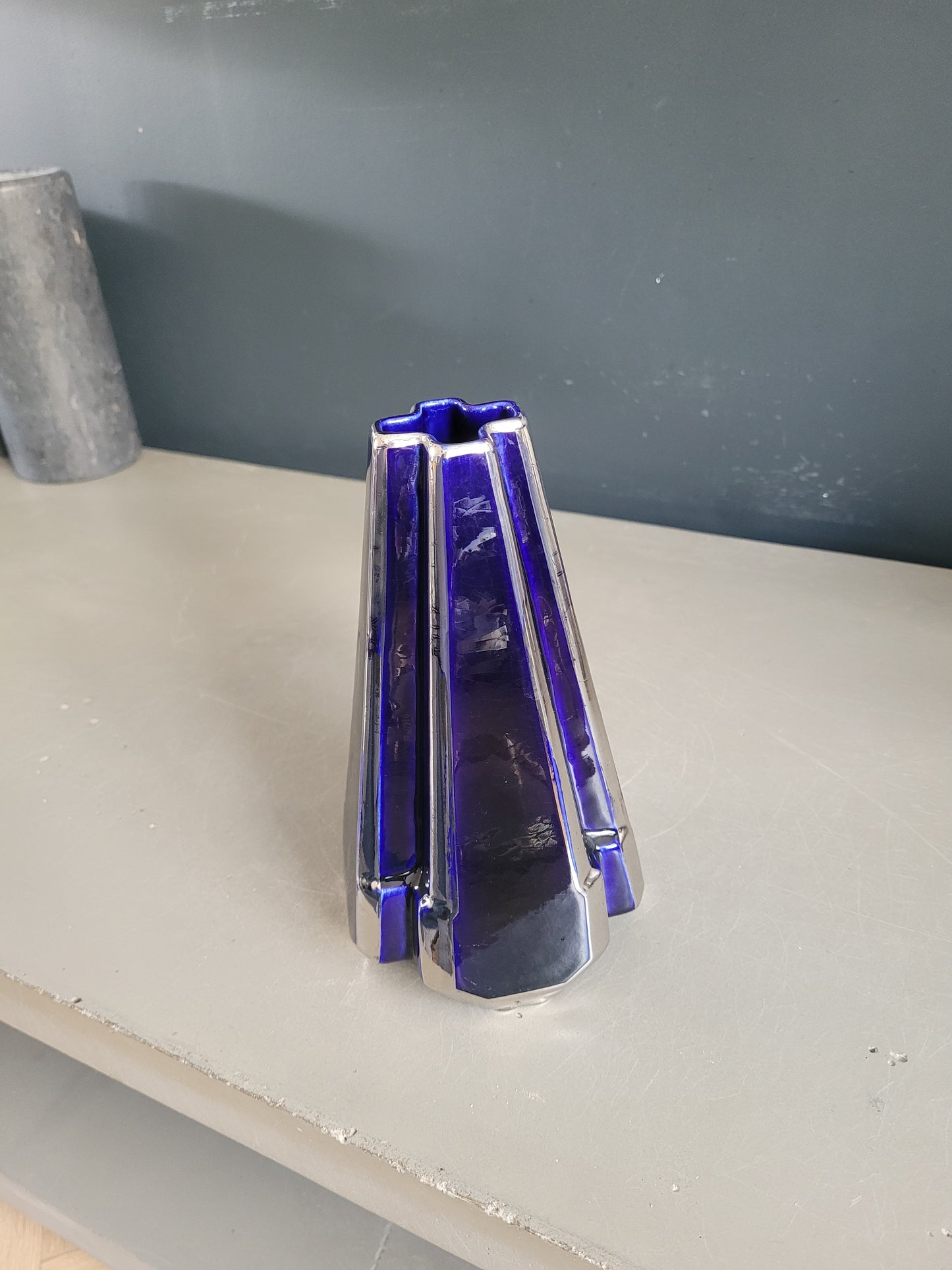 Vase pyramide art-deco Moulin des Loups & Hamage Nord - bleu et argent - Ref 959