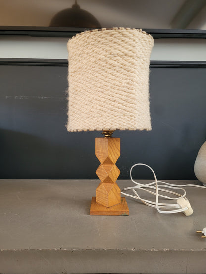 Lampe à poser vintage pied bois et abat-jour laine - 743
