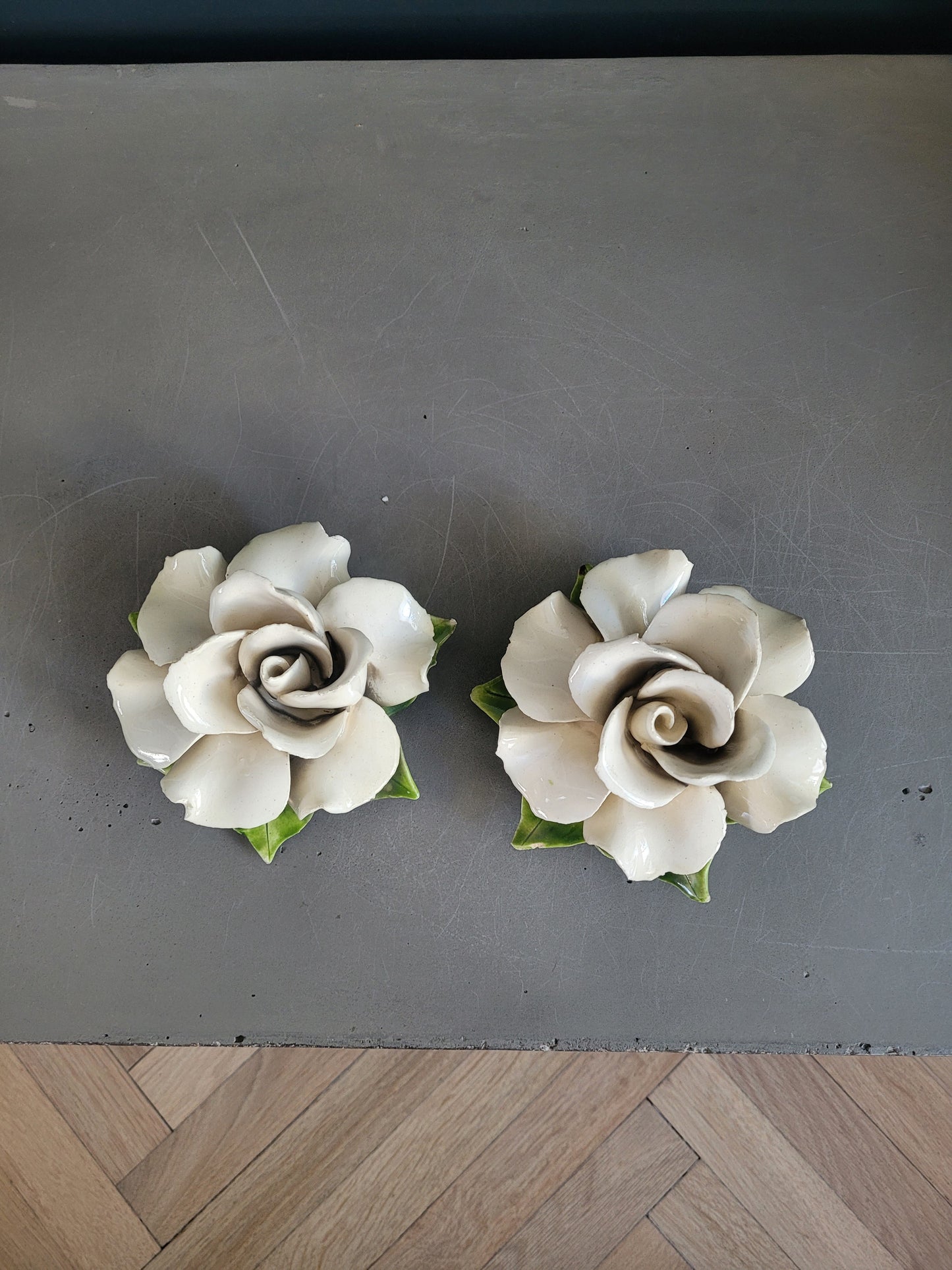Paire de roses en céramique à suspendre- Ref 555