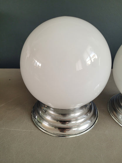 Paire de plafonniers ou appliques globes en verre blanc - Ref 830