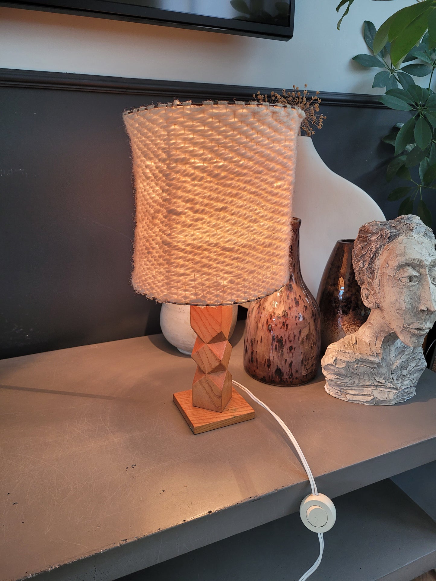 Lampe à poser vintage pied bois et abat-jour laine - 743