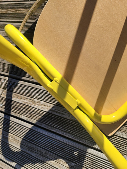 Paire de chaises jaunes en contre-plaqué- Ref 600