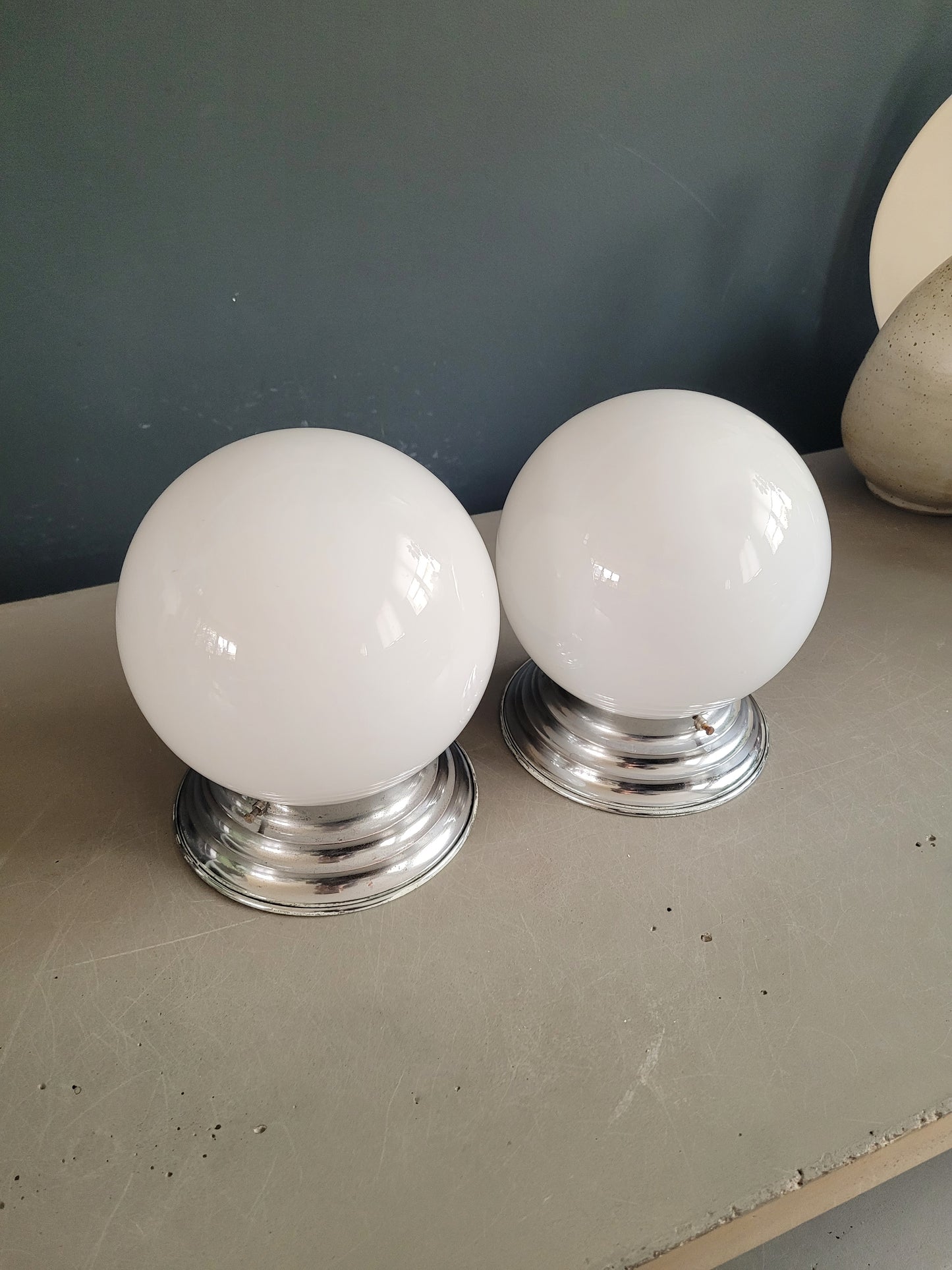 Paire de plafonniers ou appliques globes en verre blanc - Ref 830