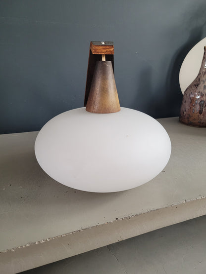 Applique scandinave vintage en teck et globe opaline - Ref 355