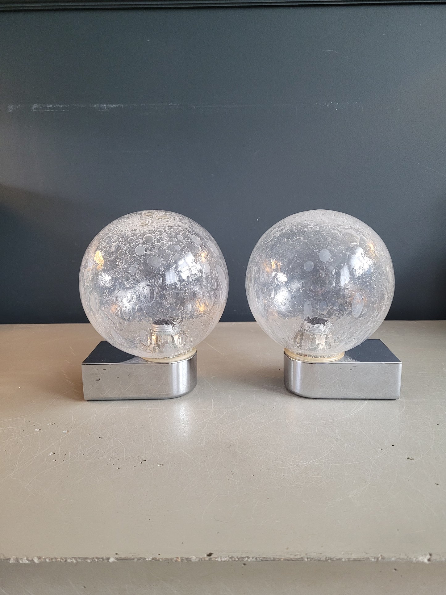 Paire d'appliques vintage en métal chromé et globes en verre bullé - Ref 893
