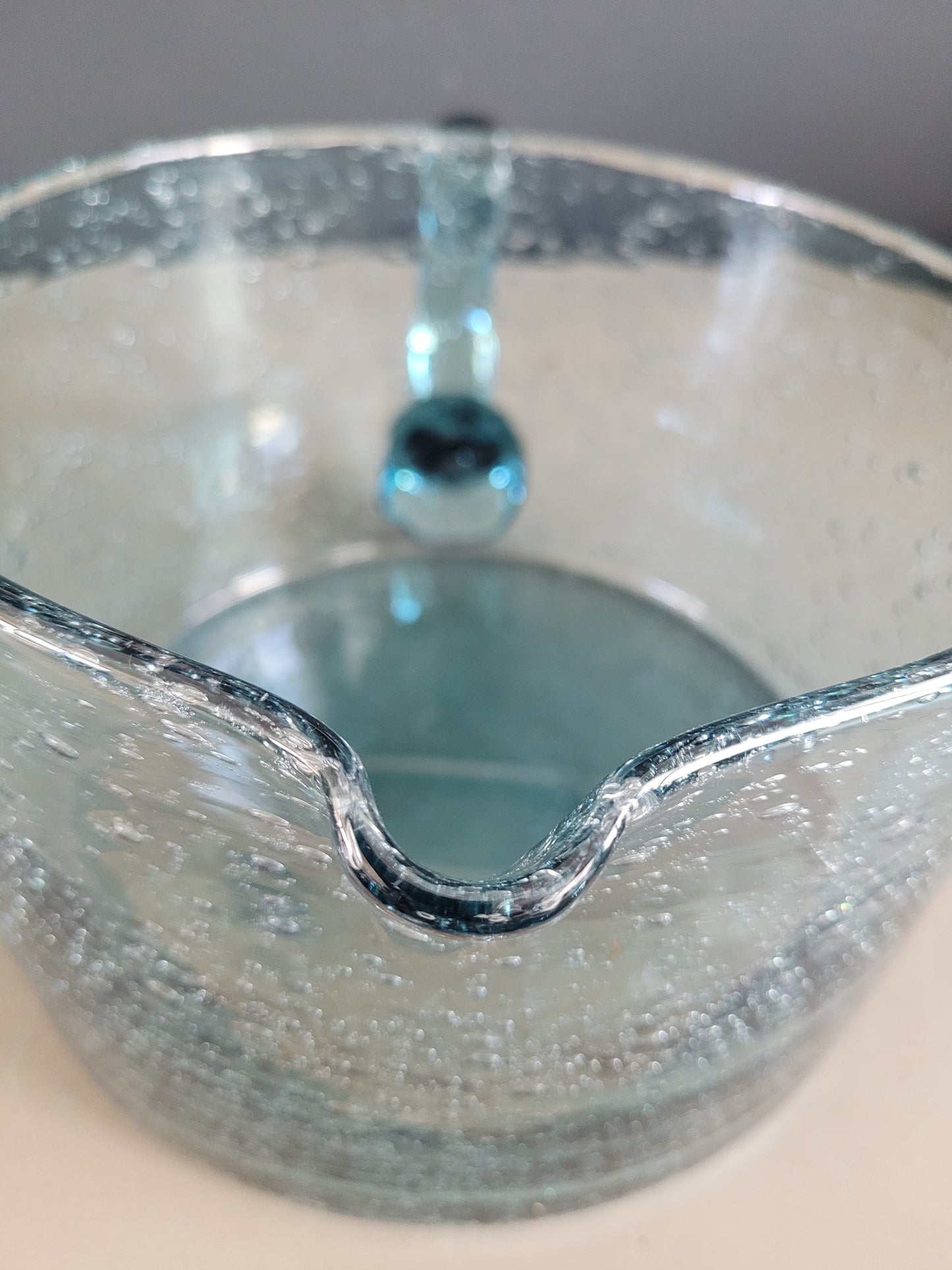 Grand pichet 2L en verre bullé bleu - Ref 654