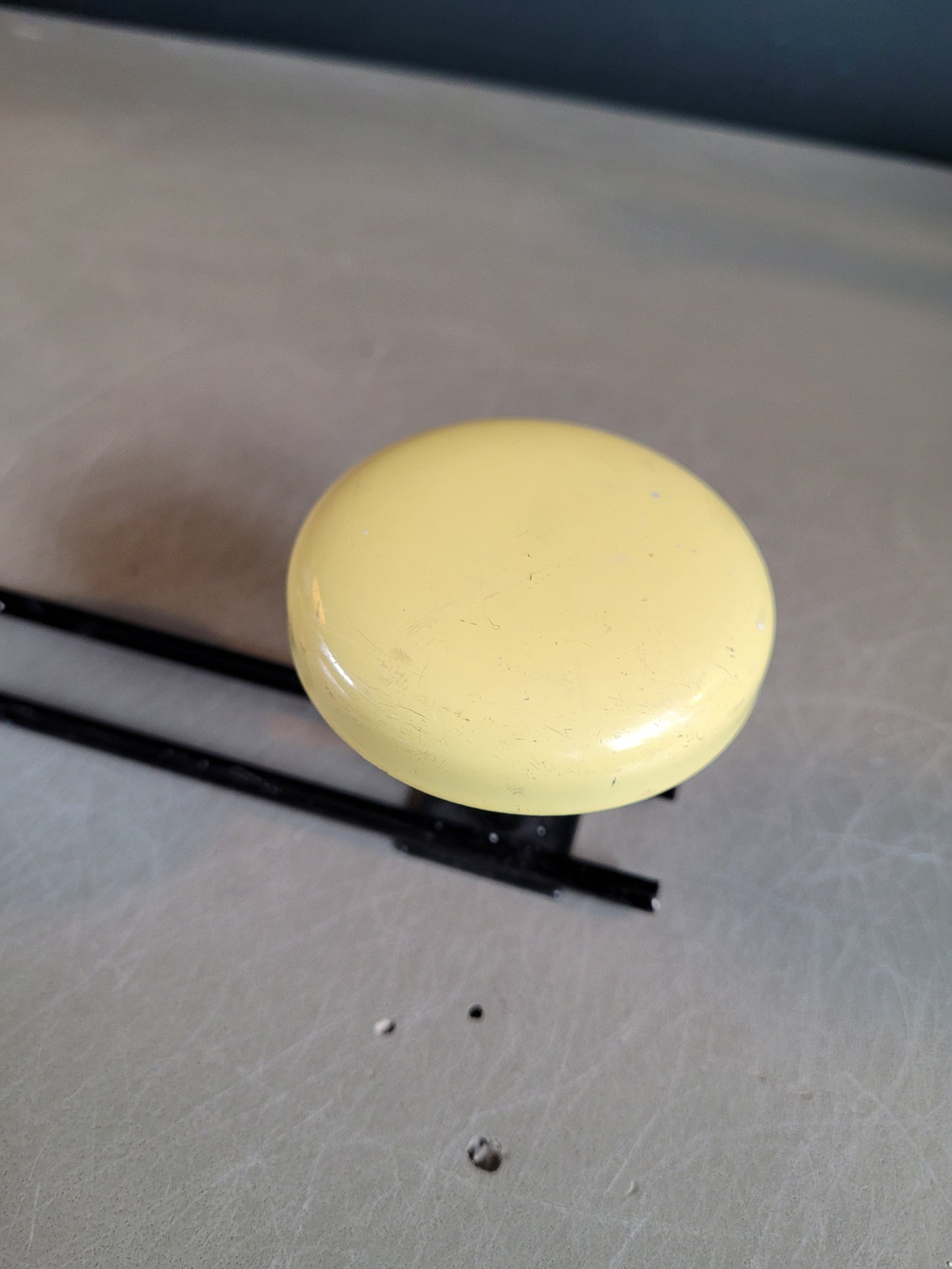 Porte-manteau mural 2 patères années 60 jaune - Ref 289