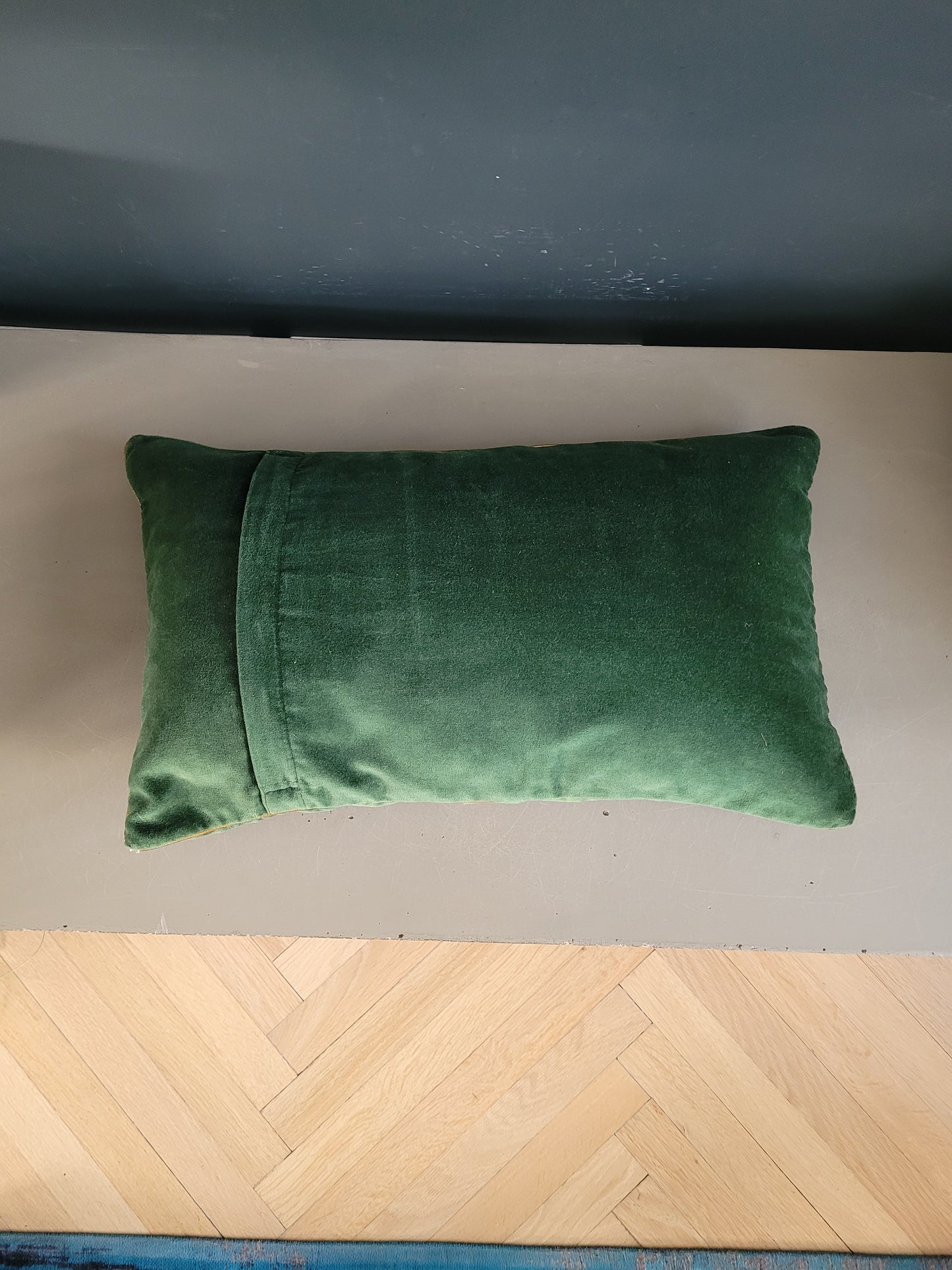 Coussin en velours motifs brodés abeilles- Ref 587