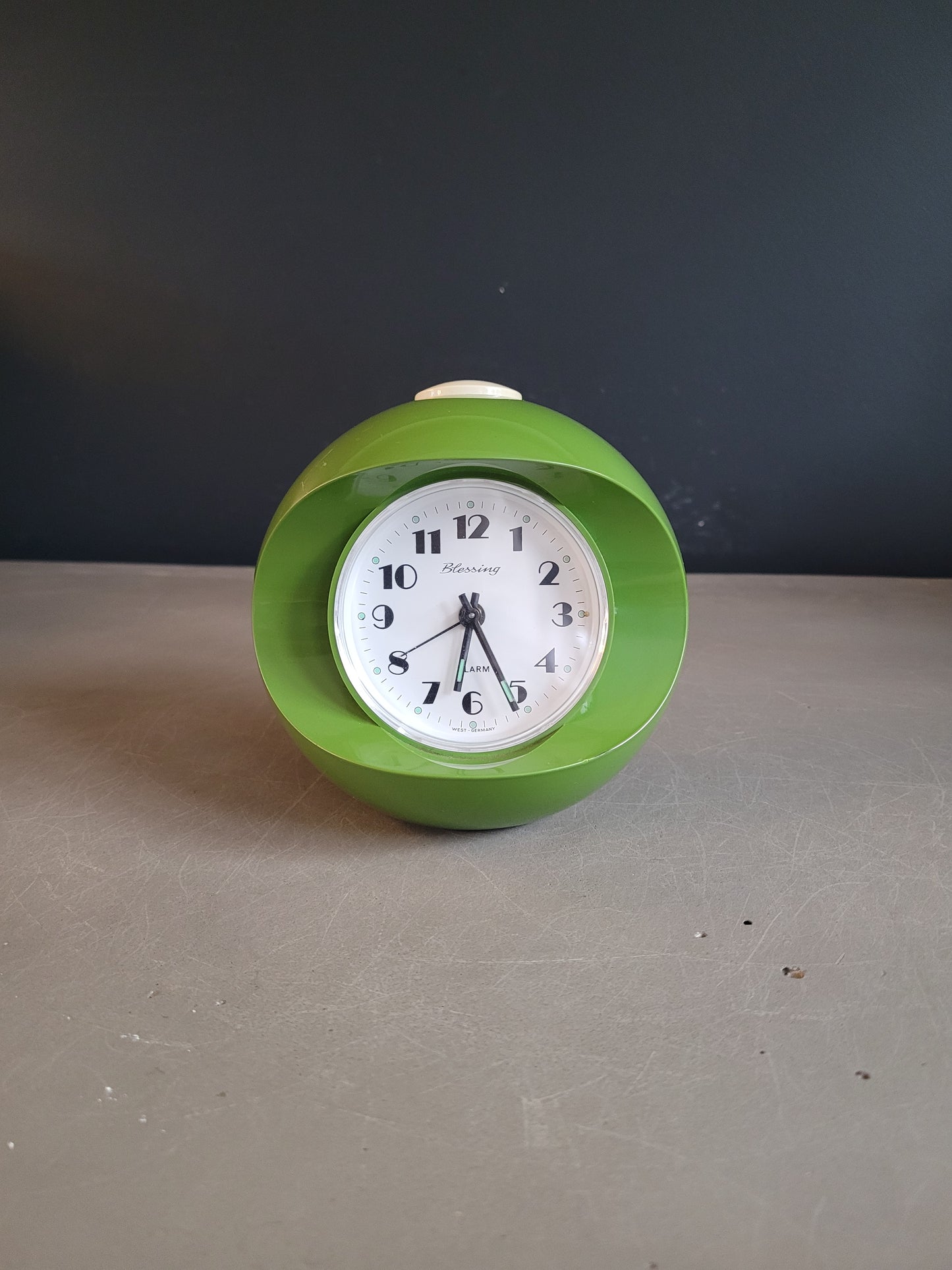 Réveil mécanique space-age en plastique vert - Ref 782