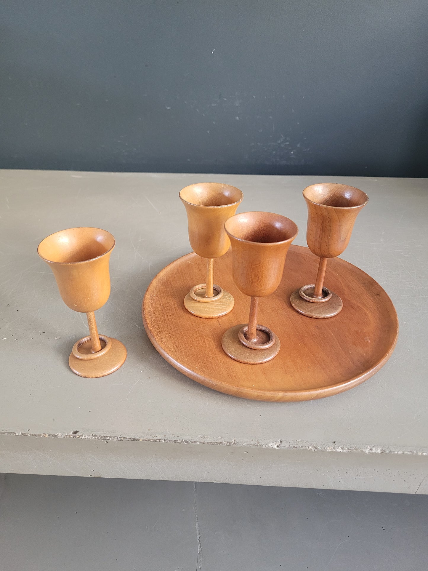 Ensemble 4 verres à liqueur + plateau en bois tourné Clay Compton, Gatlinburg, Tennessee - Ref 889