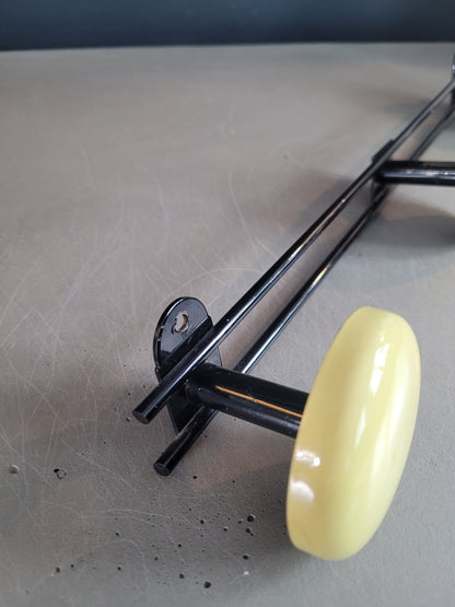 Porte-manteaux mural vintage 3 patères jaune - Ref 310