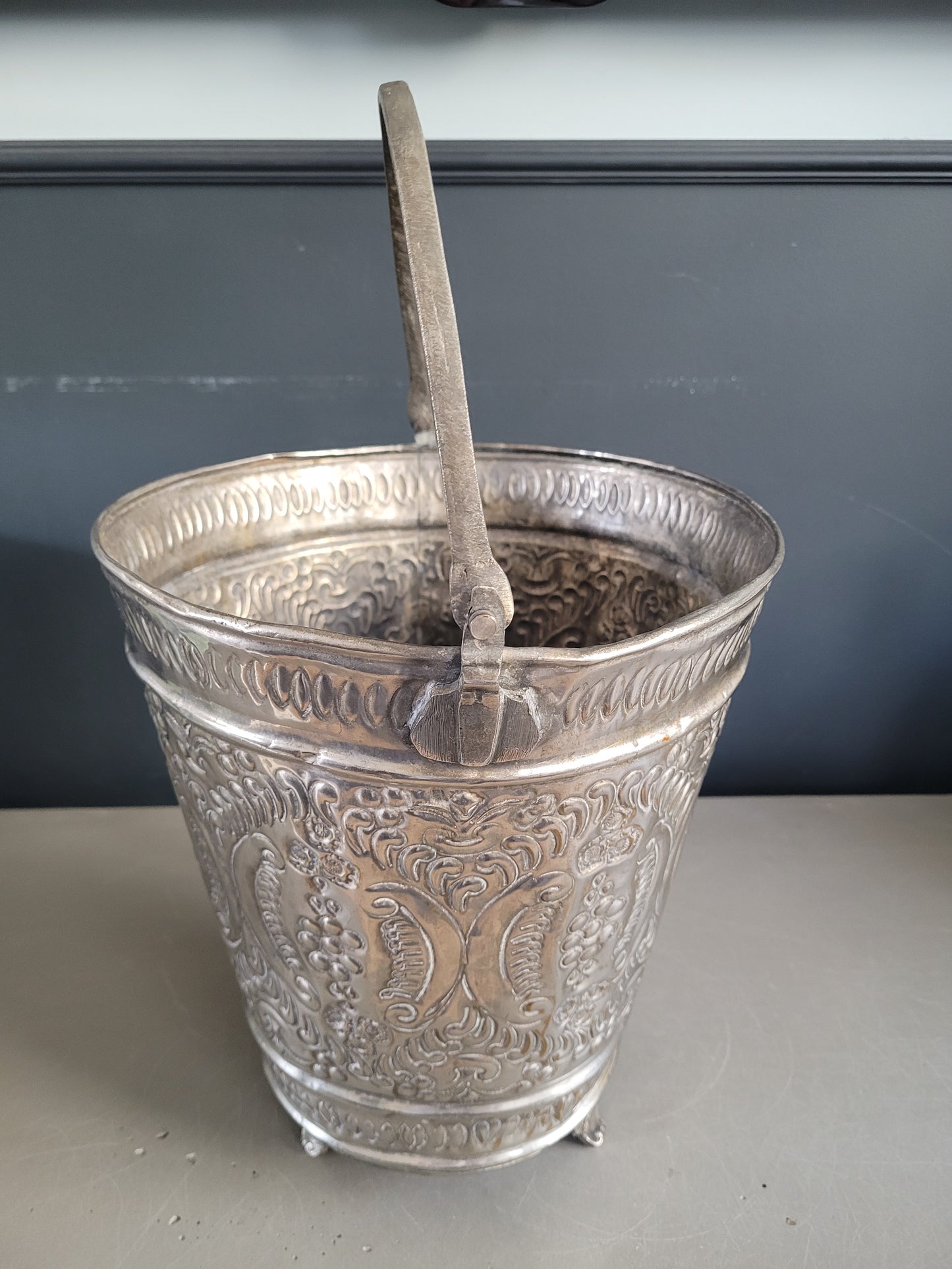 Seau de hammam ancien en métal argenté sculpté - Ref 910