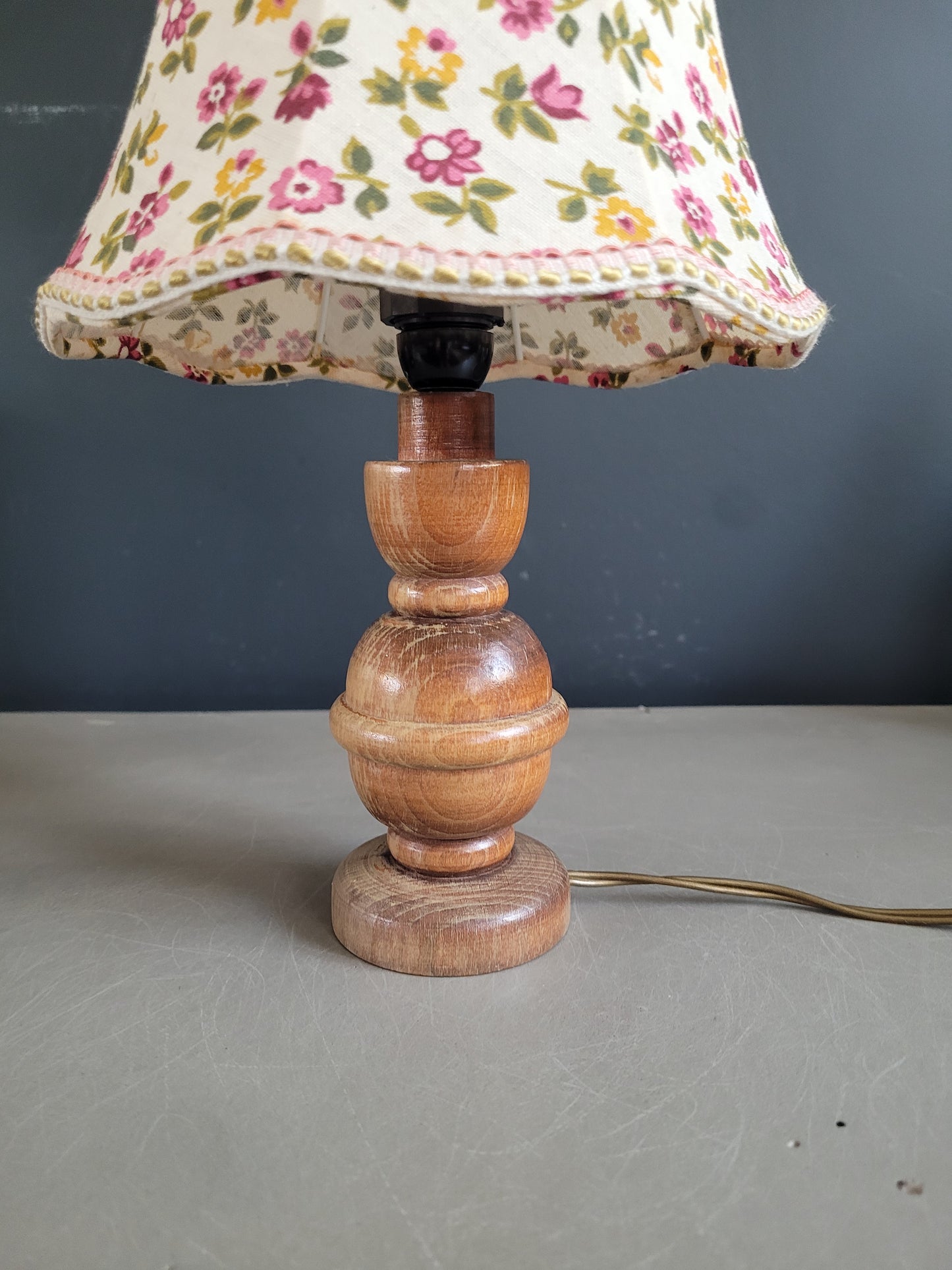 Lampe de chevet ancienne en bois avec abat-jour fleuri - Ref 444