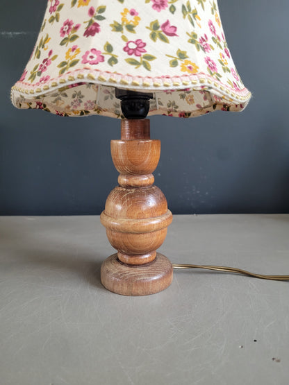 Lampe de chevet ancienne en bois avec abat-jour fleuri - Ref 444