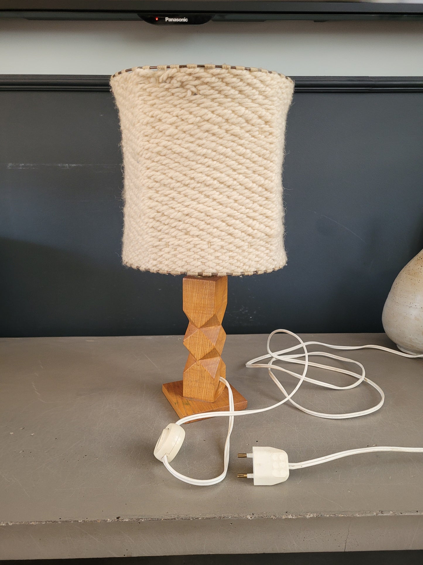 Lampe à poser vintage pied bois et abat-jour laine - 743