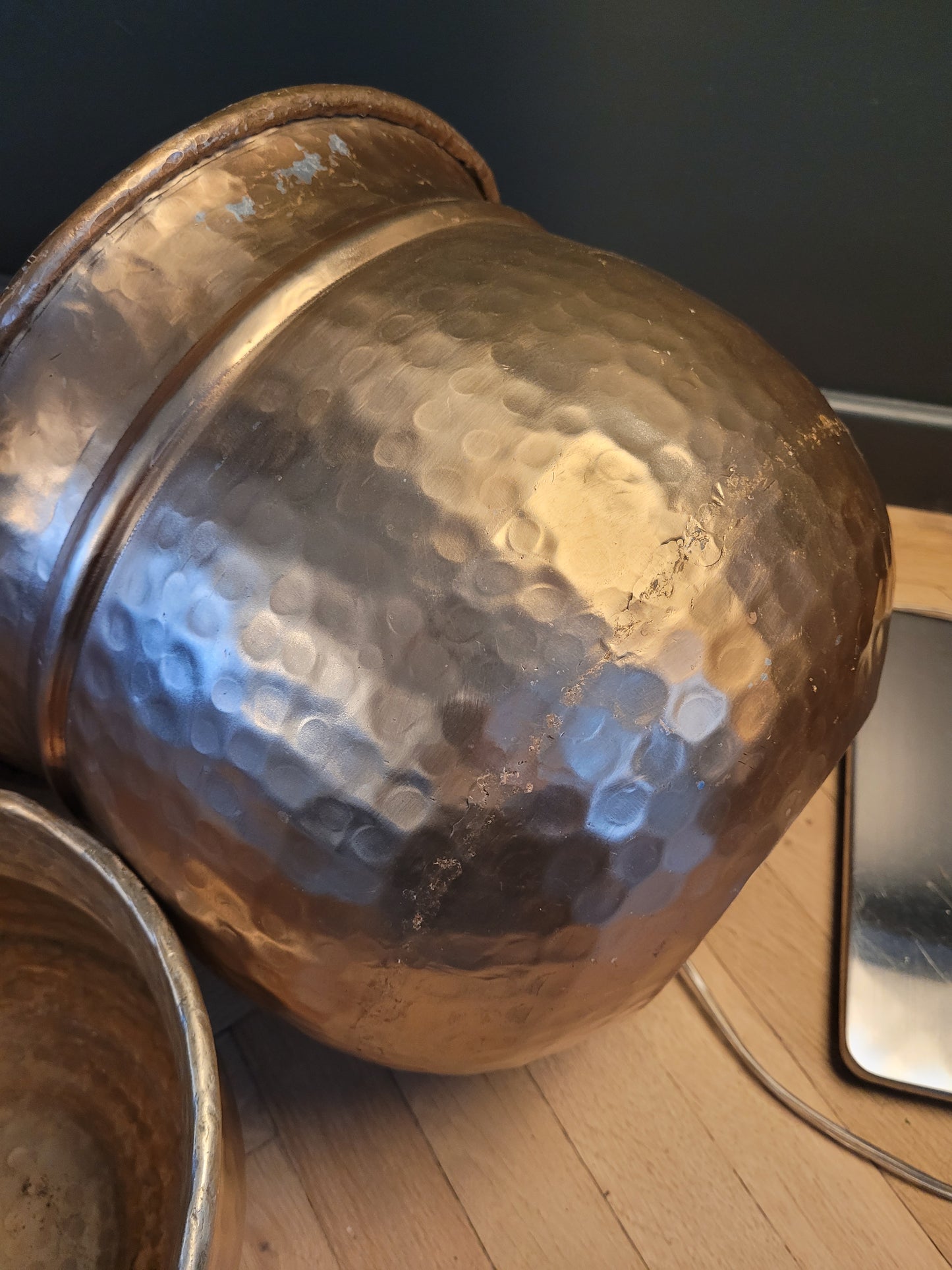 Cache-pots gigogne en métal doré martelé- Ref 633