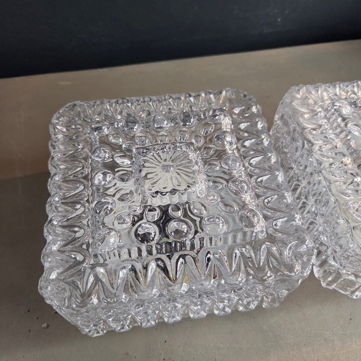 Paire de plafonniers ou appliques en verre moulé - Ref 1430