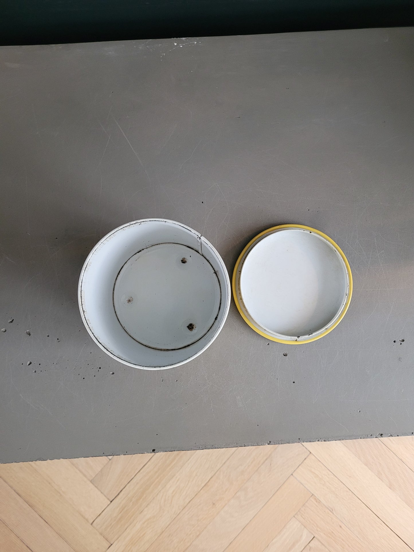 Boîte cylindrique en fer blanc- Oiseaux sur fond jaune- Ref 758