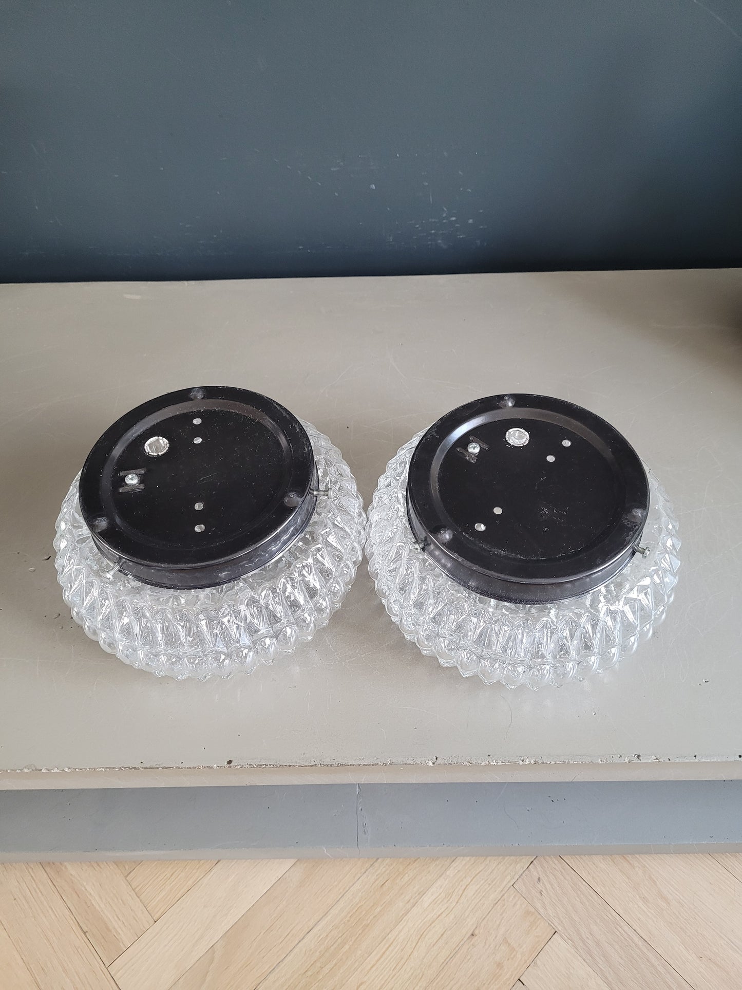 Paire de plafonniers en verre moulé - Ref 435