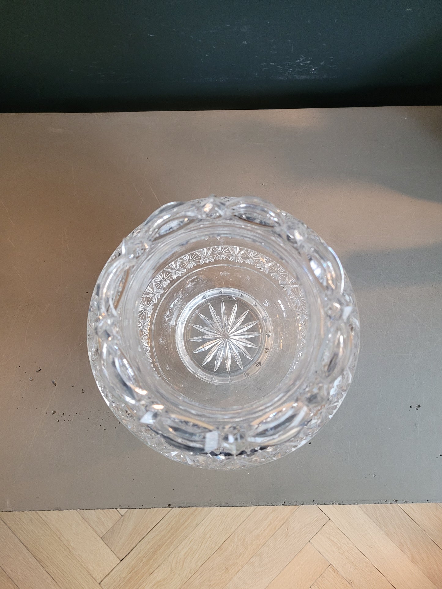 Grand vase boule en cristal ciselé - Ref 973