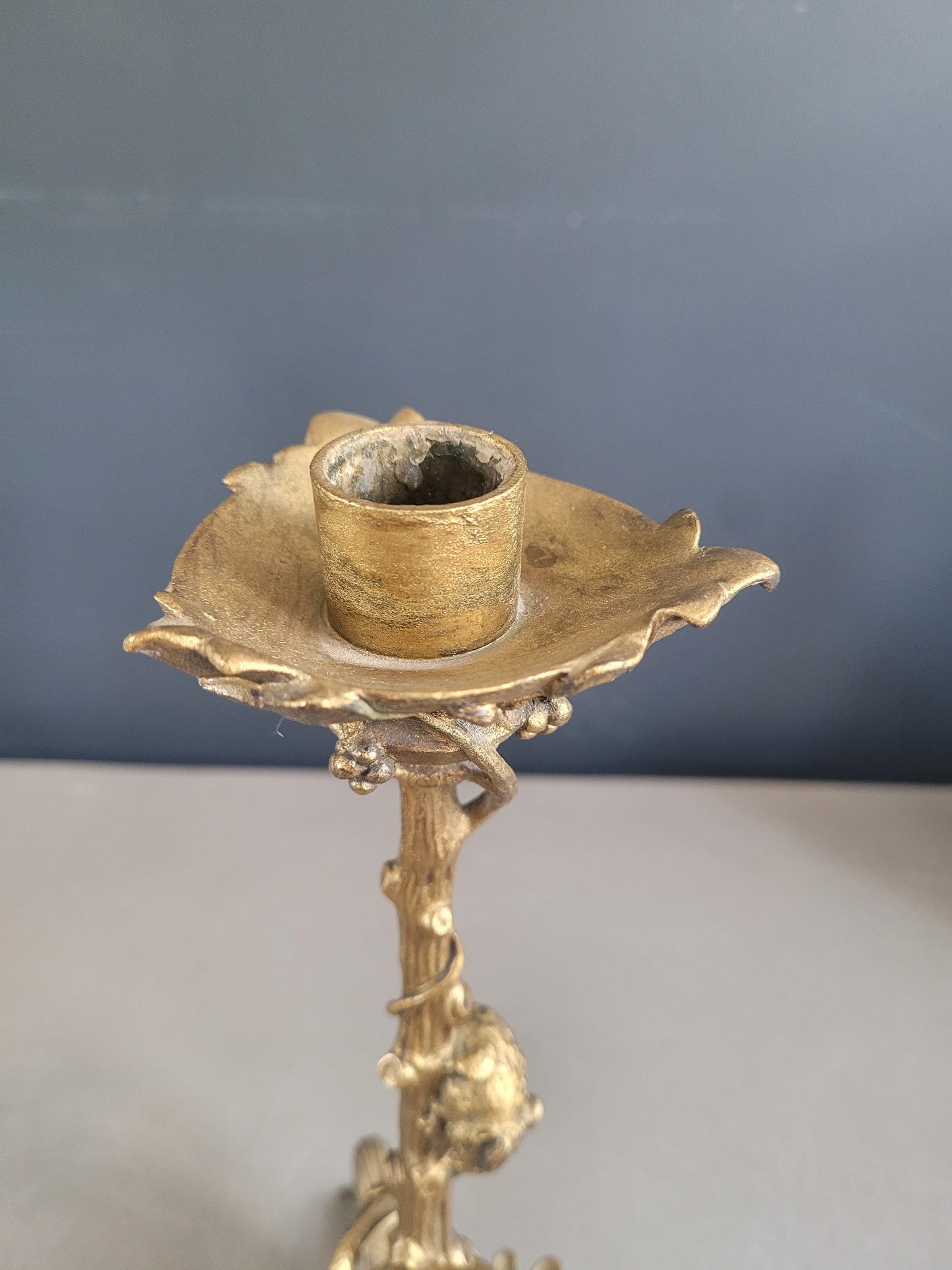 Bougeoir tripode en bronze doré serpent et souris - Ref 406