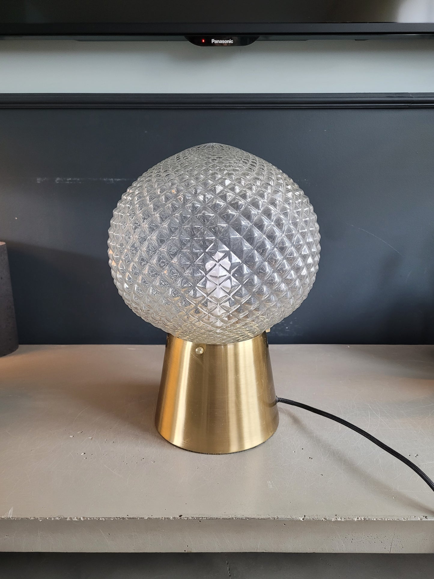 Lampe à poser avec globe en verre moulé - Ref 690