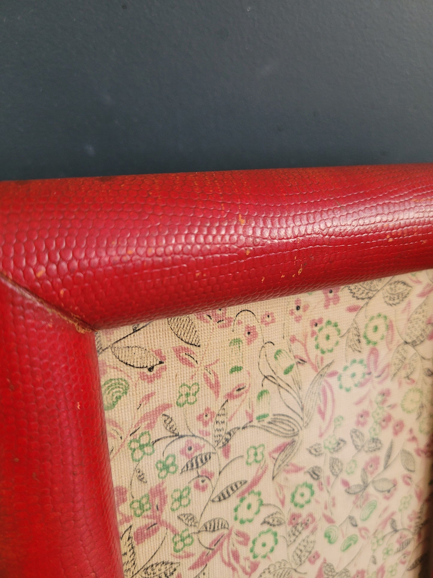 Cadre ancien à poser ou à suspendre en cuir rouge - Ref 793