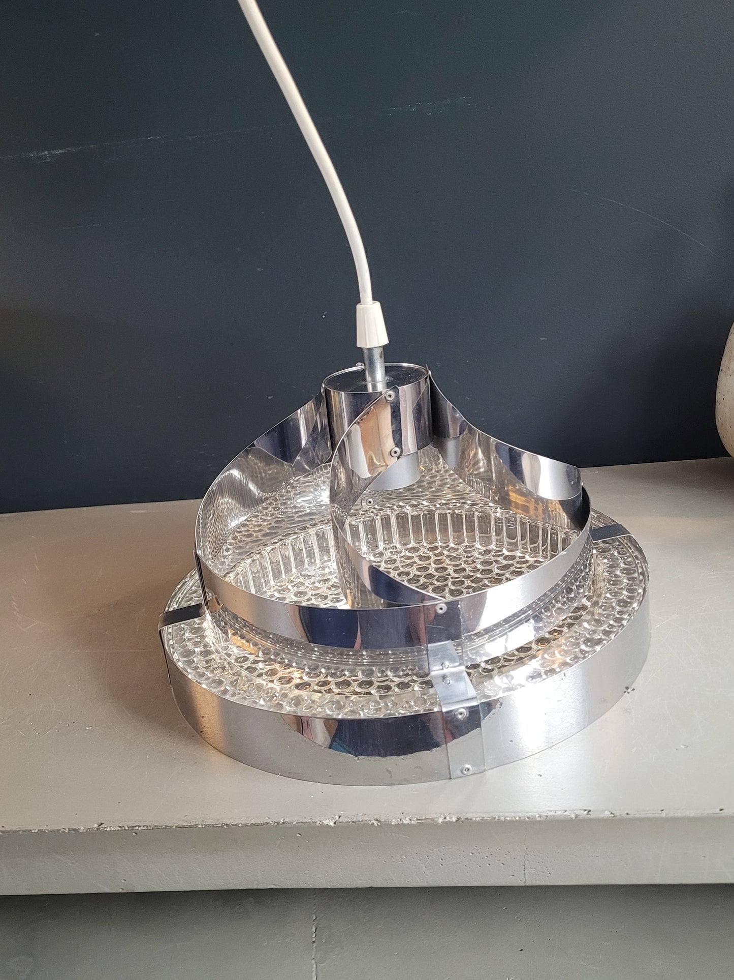 Suspension space-age en plastique bulle et aluminium - Ref 978