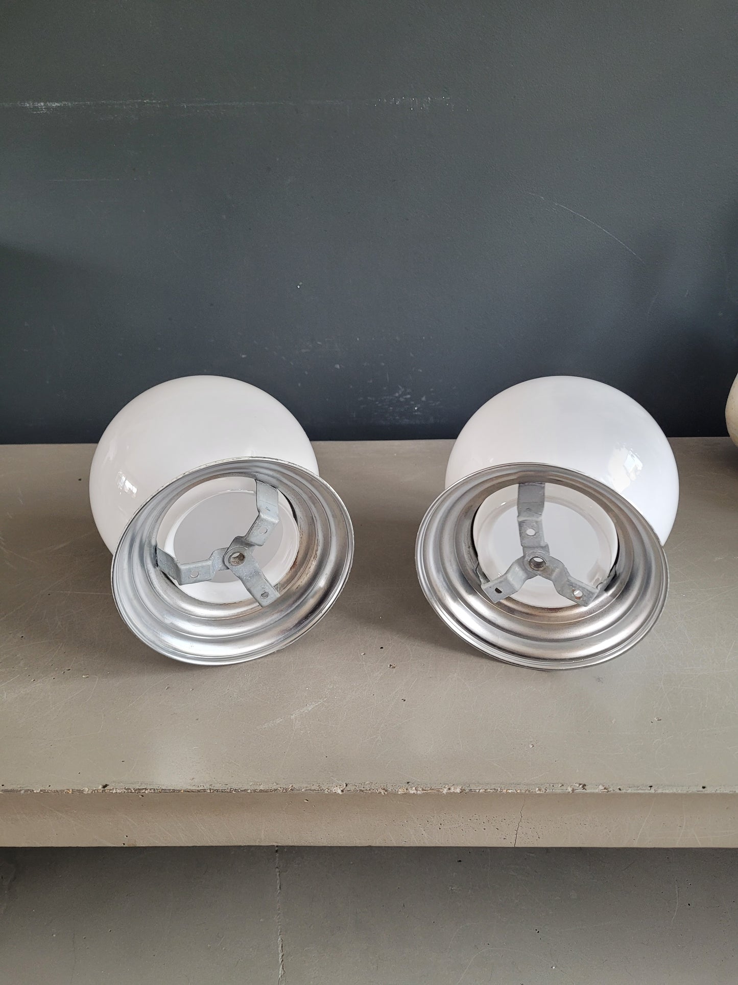 Paire de plafonniers ou appliques globes en verre blanc - Ref 830