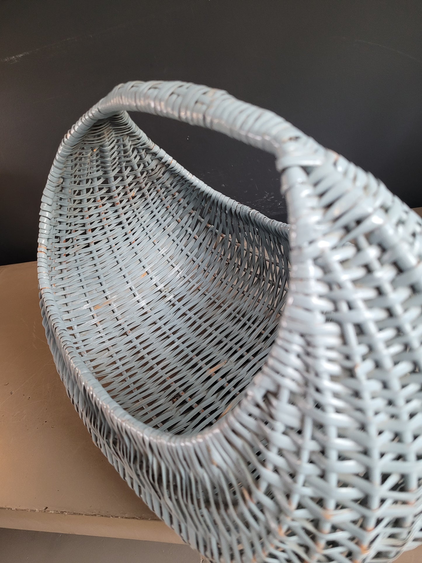 Panier en rotin peint en bleu turquoise - Ref 823