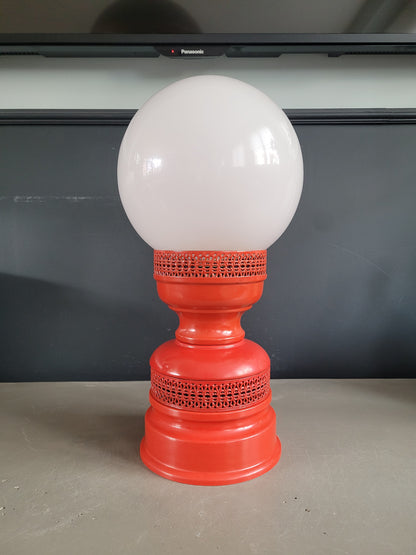 Lampe globe vintage à pied métal ajouré laqué rouge - Ref 798