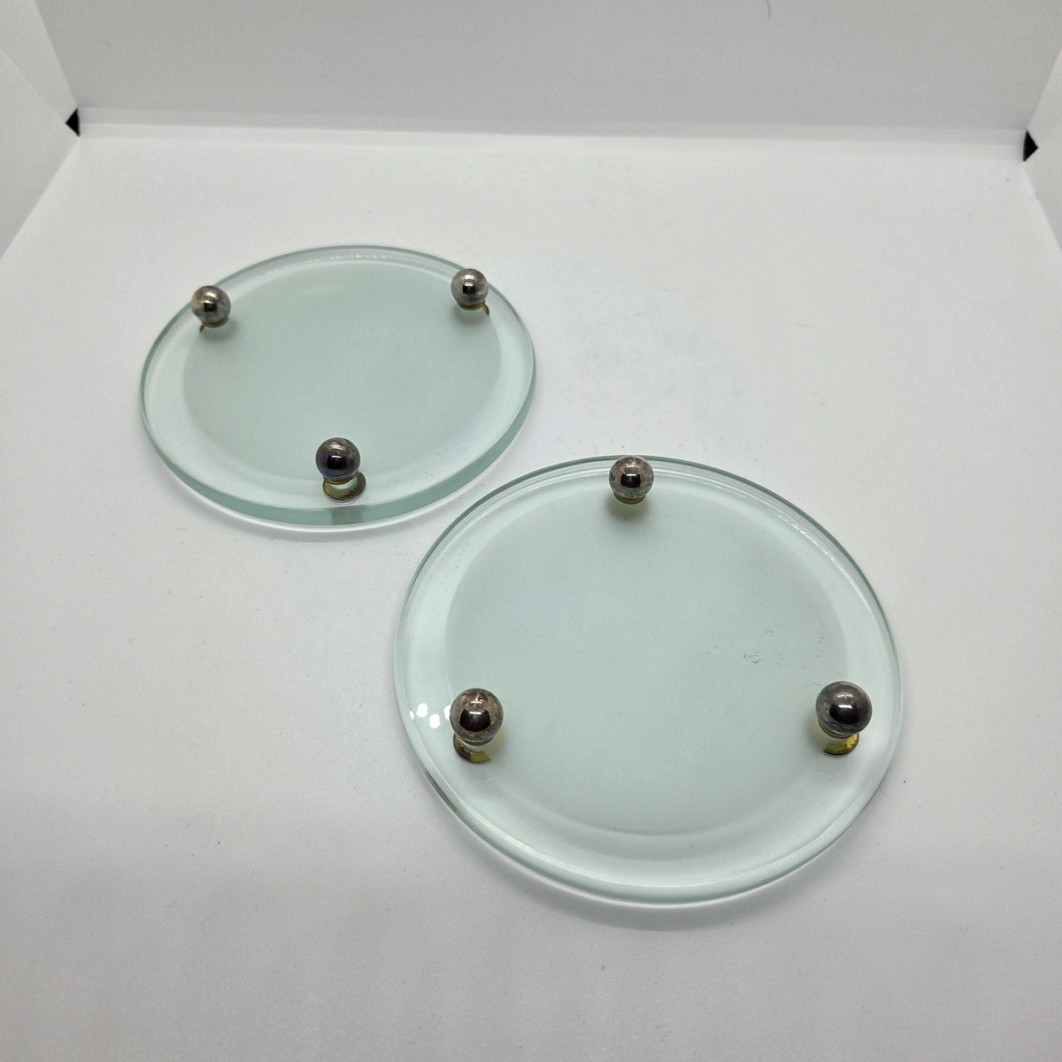 Paire de dessous de bouteilles en verre et métal argenté - Ref 1439
