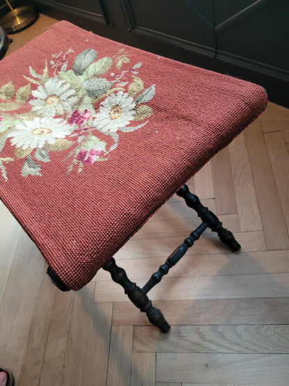 Ployant en bois tourné perlé et tapisserie - Tabouret pliant - Ref 972