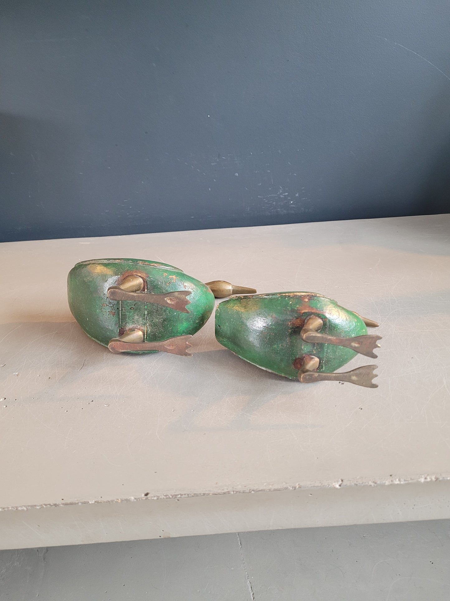 Paire d'oiseaux décoratifs en laiton et bois peint - Ref 635