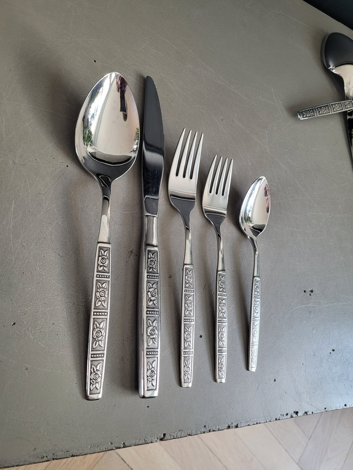 Set de couverts en Inox - Vista Stainless USA - Motifs roses - Ref 1009