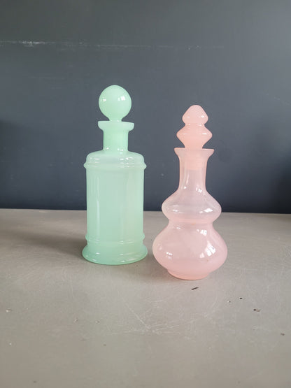 Lot de 2 flacons en verre opaline- Ref 424