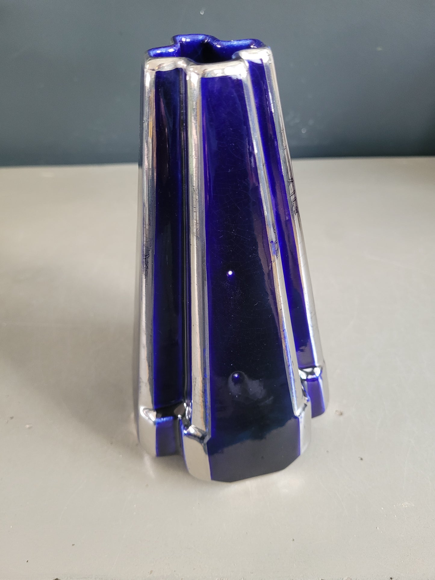 Vase pyramide art-deco Moulin des Loups & Hamage Nord - bleu et argent - Ref 959