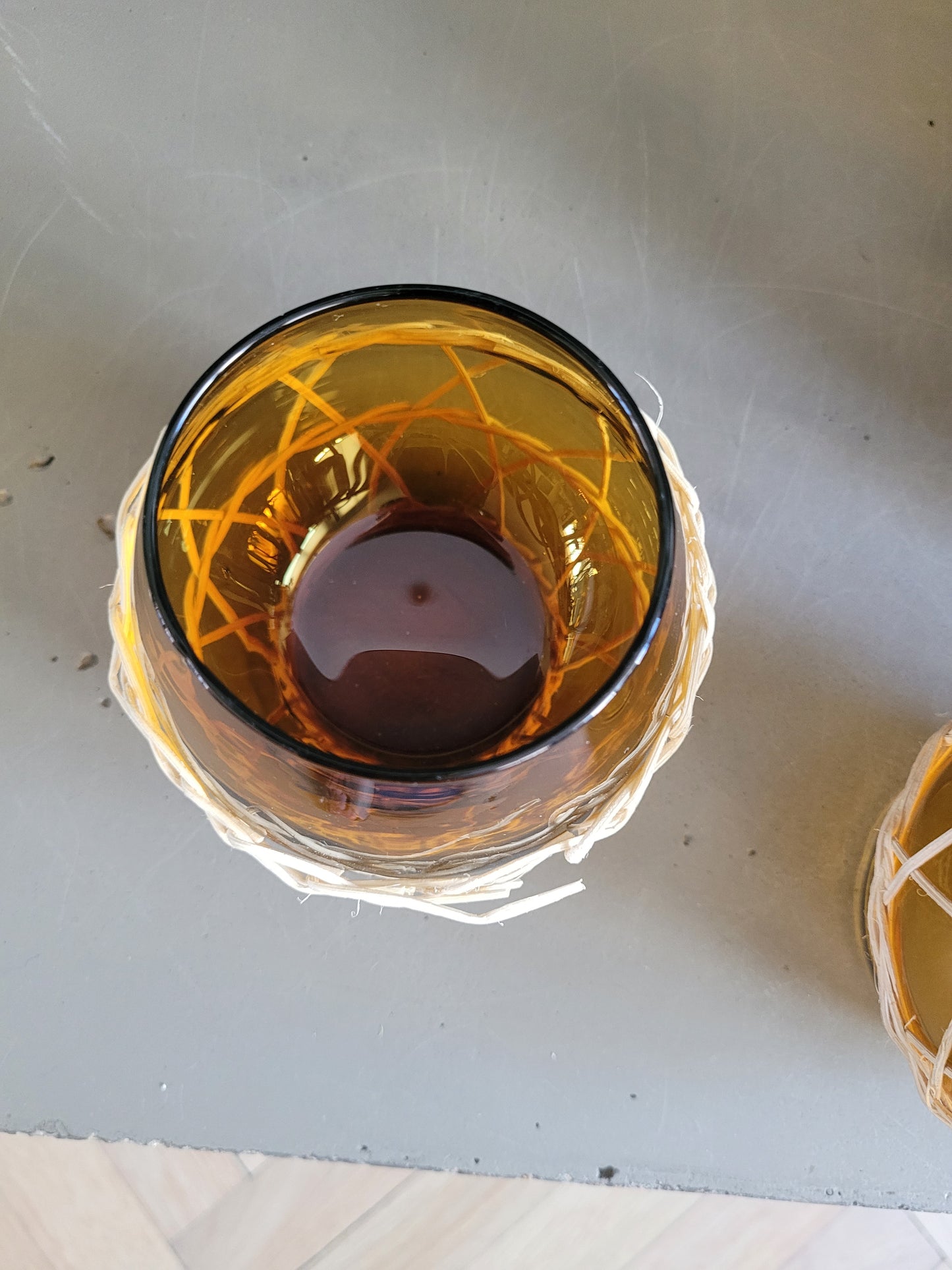 Service à orangeade en verre ambré et osier - Ref 809