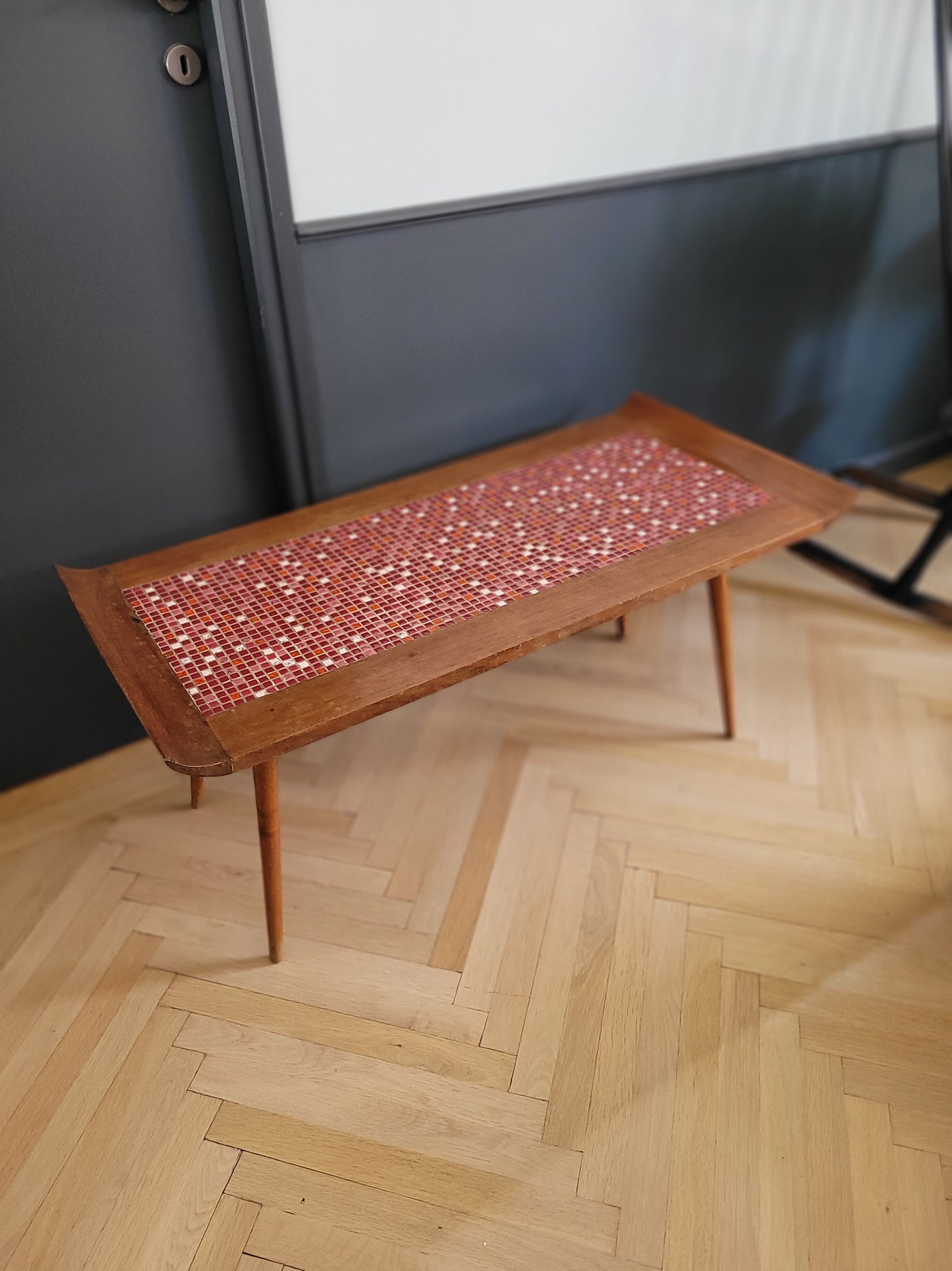 Table basse vintage en teck et mosaïque pieds compas - Ref 881