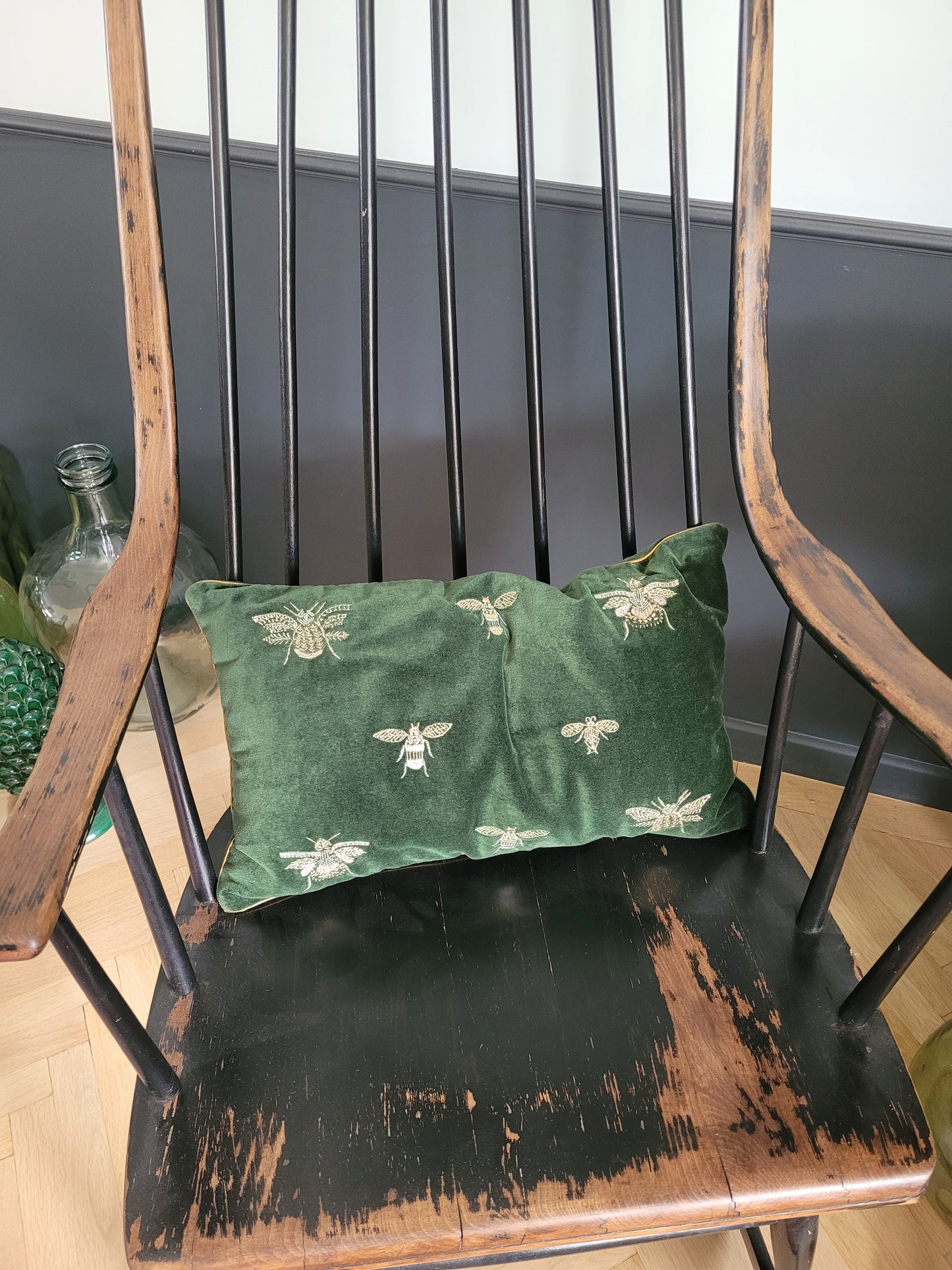 Coussin en velours motifs brodés abeilles- Ref 587