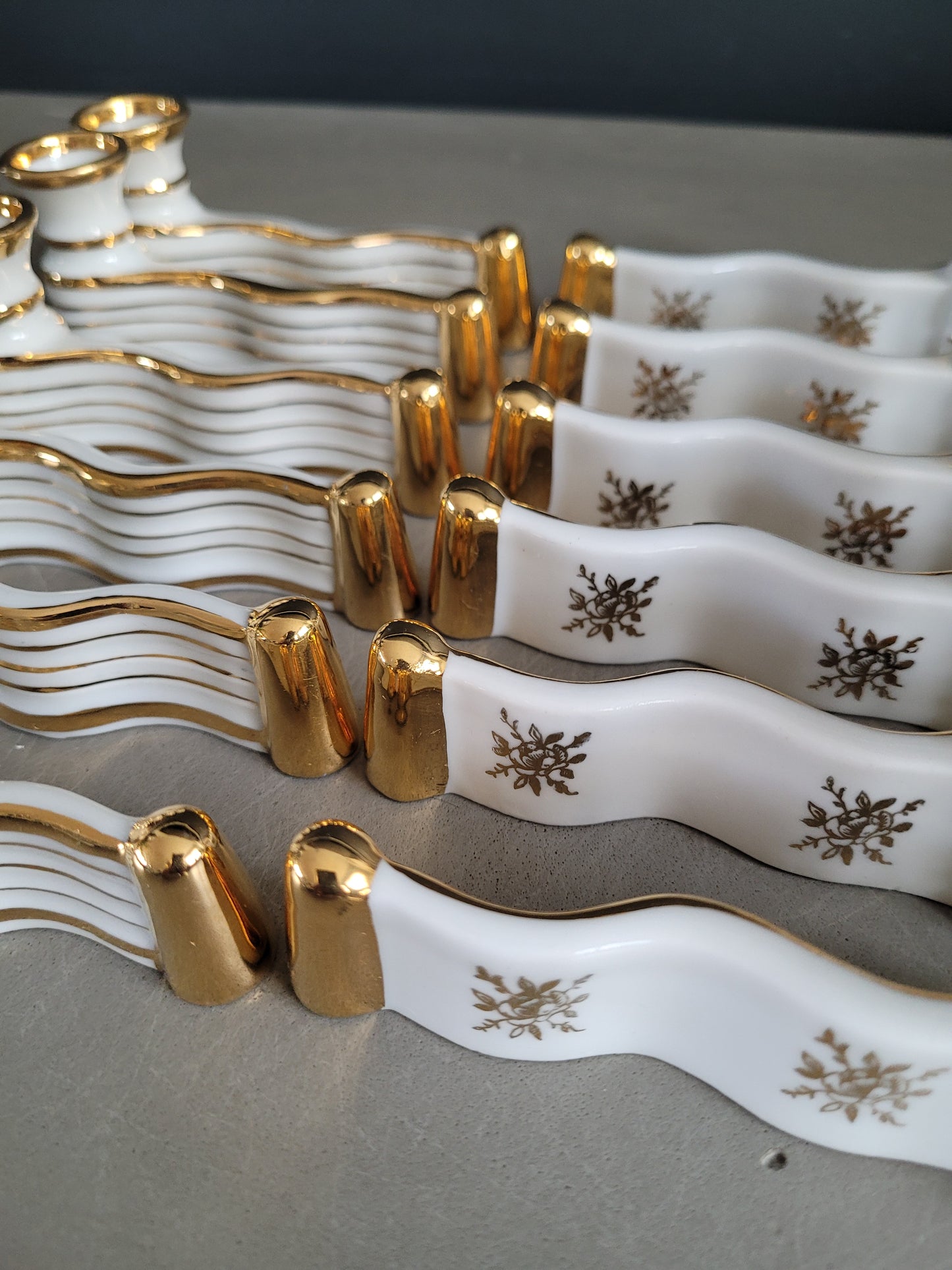 12 porte-couteaux en porcelaine de Limoges dans leur écrin- Ref 306