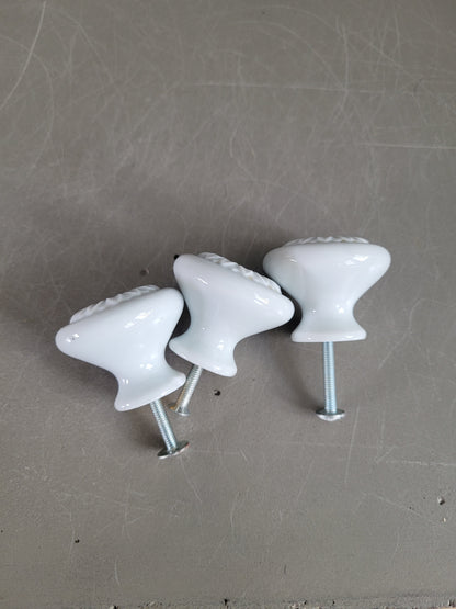 Trio de boutons de meubles en porcelaine blanche - Ref 532