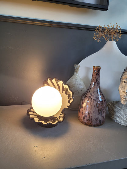 Lampe coquillage vintage en porcelaine noire globe opaline - Ref 896