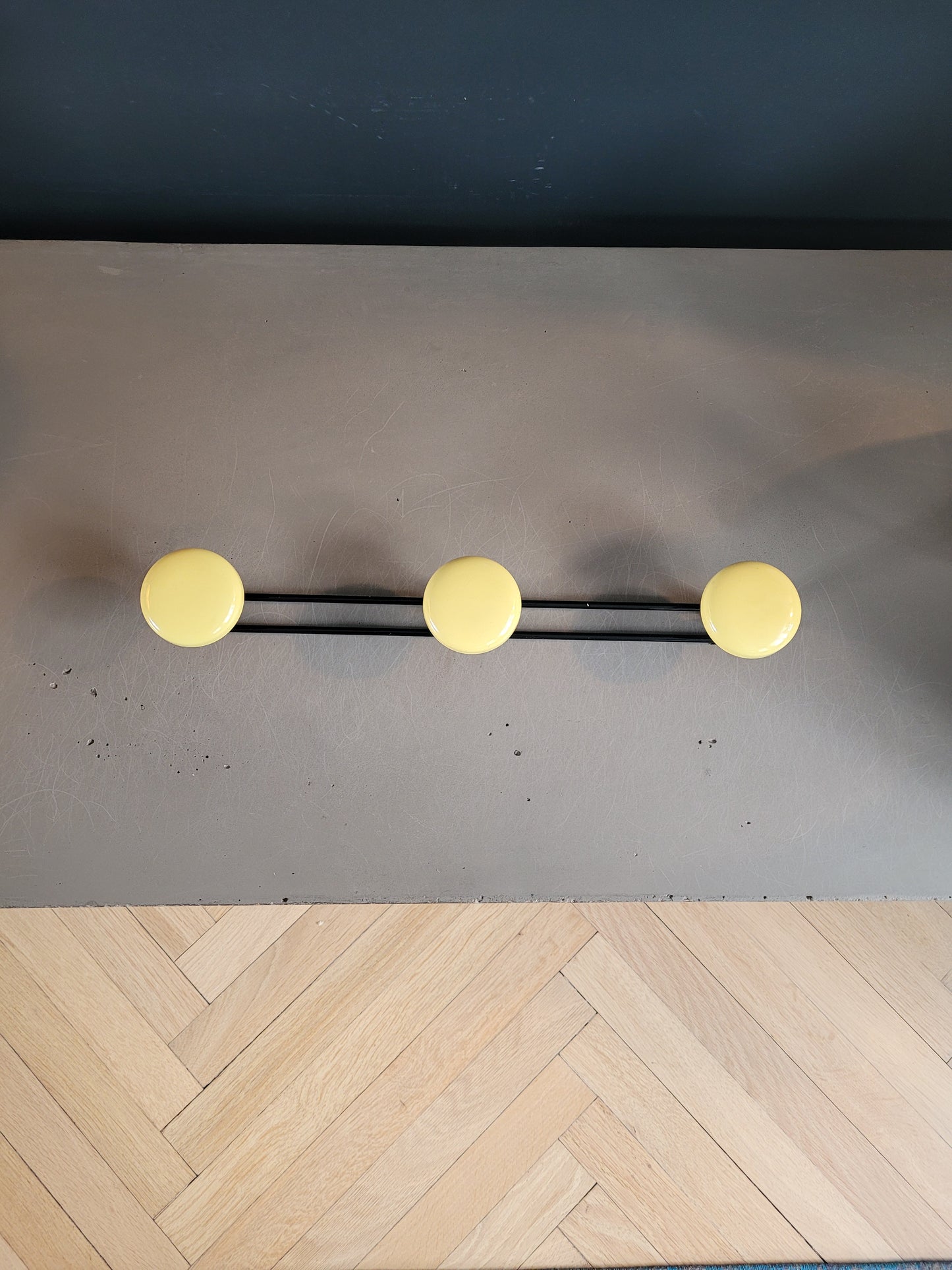 Porte-manteaux mural vintage 3 patères jaune - Ref 310