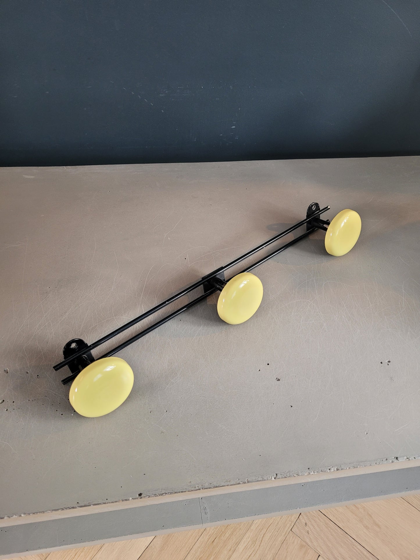 Porte-manteaux mural vintage 3 patères jaune - Ref 310