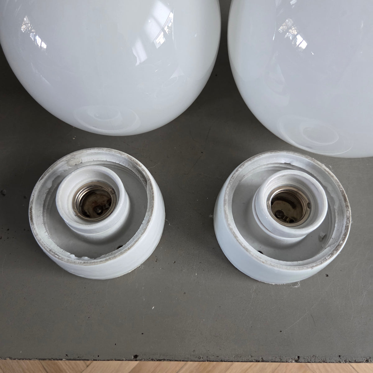 Paire d'appliques / plafonniers boules, avec socles en céramique - Ref 1418