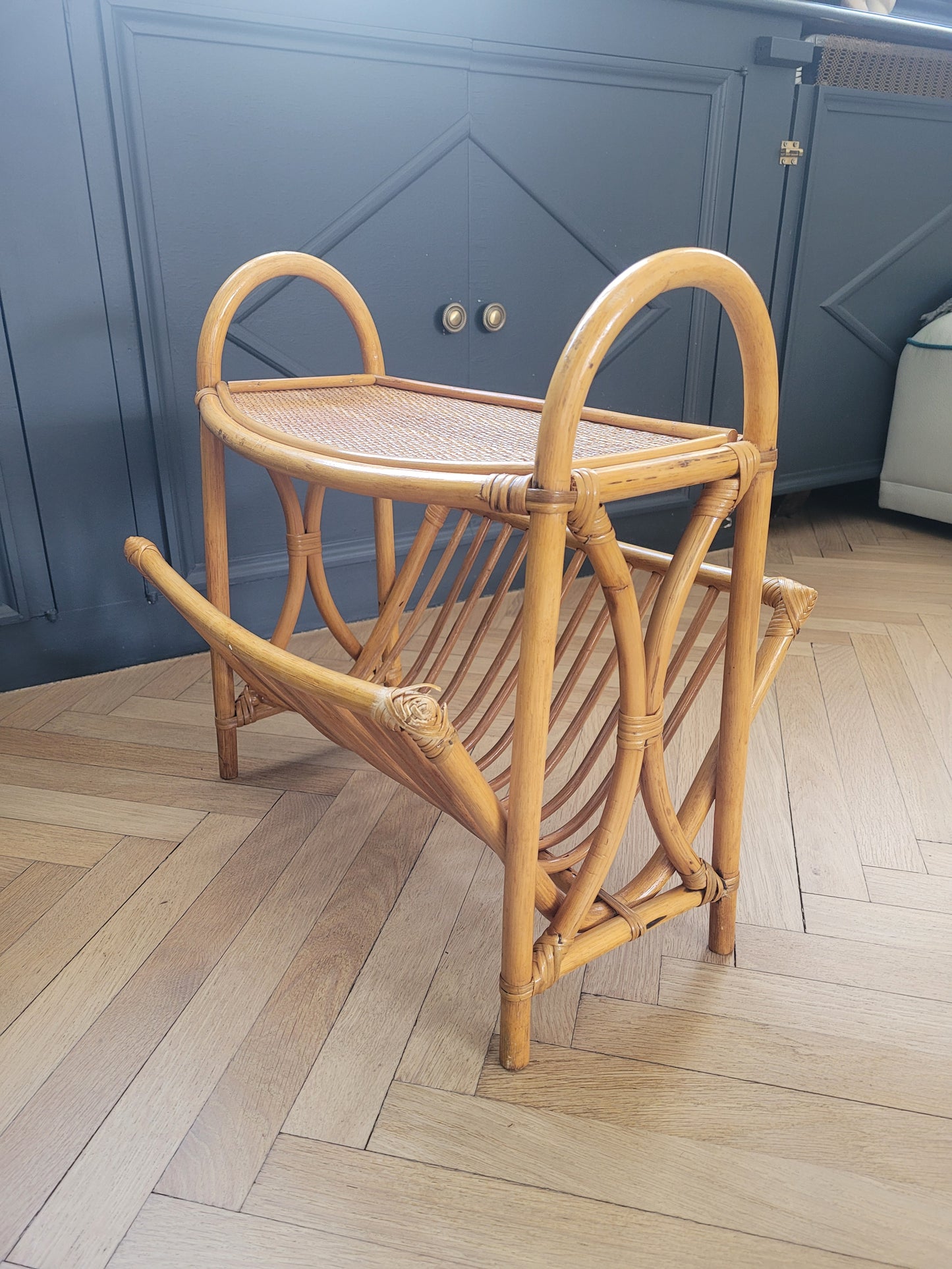 Porte-revues vintage à plateau en bambou et rotin - Ref 262
