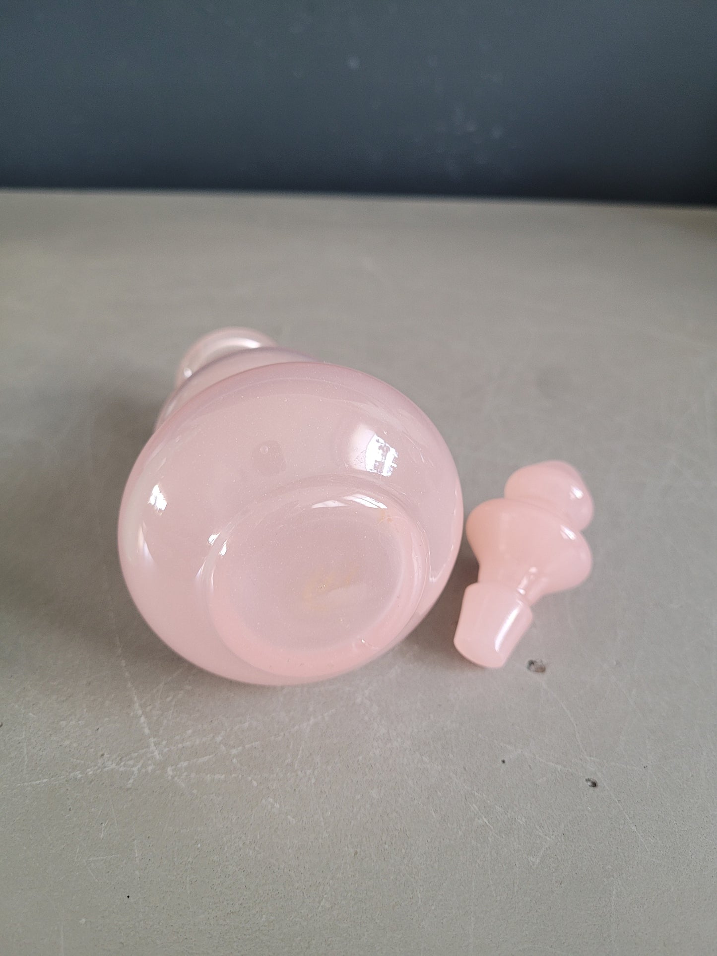 Lot de 2 flacons en verre opaline- Ref 424